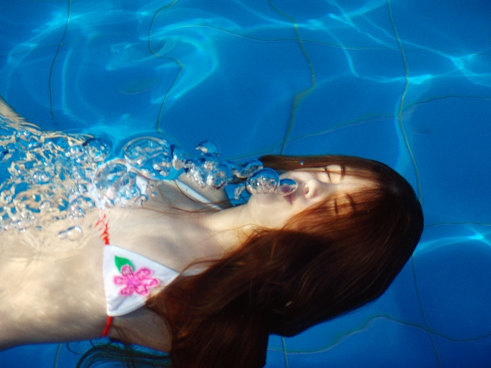 niña bajo el agua